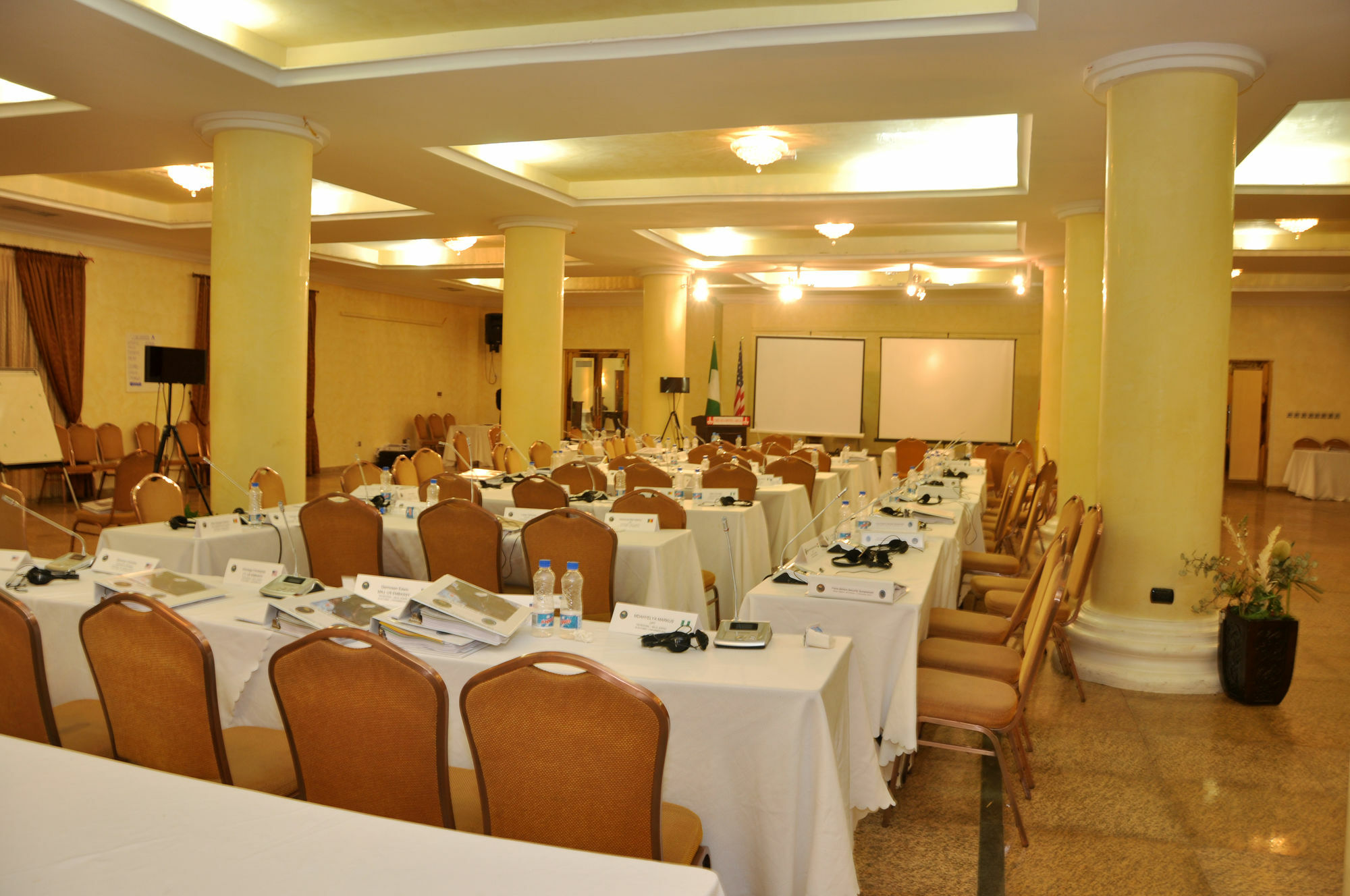 Chelsea Hotel Abuja Exteriör bild